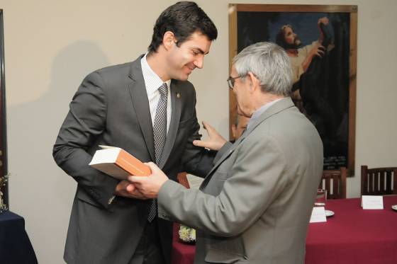 El Gobernador asistió a la bendición del Sagrario en la Capilla del Divino Cordero