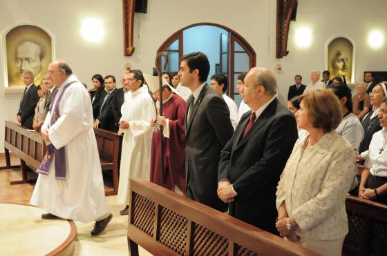 El Gobernador asistió a la bendición del Sagrario en la Capilla del Divino Cordero