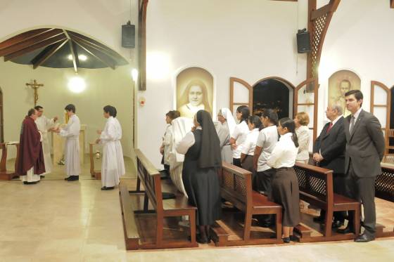 El Gobernador asistió a la bendición del Sagrario en la Capilla del Divino Cordero