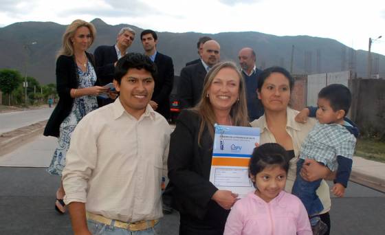 El gobernador Juan Manuel Urtubey hizo entrega de las llaves y carpetas técnicas de 72 viviendas en barrio Solidaridad, en la zona sudeste de la Capital.