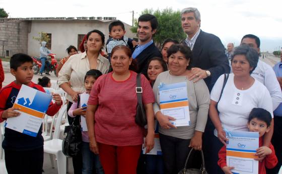 El gobernador Juan Manuel Urtubey hizo entrega de las llaves y carpetas técnicas de 72 viviendas en barrio Solidaridad, en la zona sudeste de la Capital.