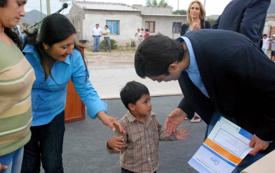 El gobernador Juan Manuel Urtubey hizo entrega de las llaves y carpetas técnicas de 72 viviendas en barrio Solidaridad, en la zona sudeste de la Capital.