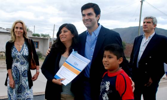 El gobernador Juan Manuel Urtubey hizo entrega de las llaves y carpetas técnicas de 72 viviendas en barrio Solidaridad, en la zona sudeste de la Capital.