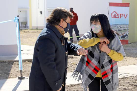 El gobernador Gustavo Sáenz entregó las llaves de sus viviendas a 84 familias del barrio Pereyra Rozas, ubicado en la zona norte de la ciudad de Salta.