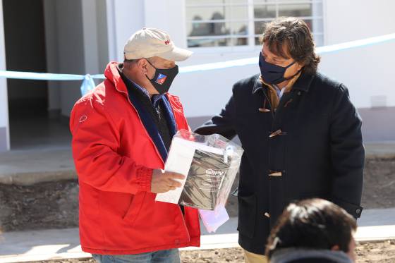 El gobernador Gustavo Sáenz entregó las llaves de sus viviendas a 84 familias del barrio Pereyra Rozas, ubicado en la zona norte de la ciudad de Salta.