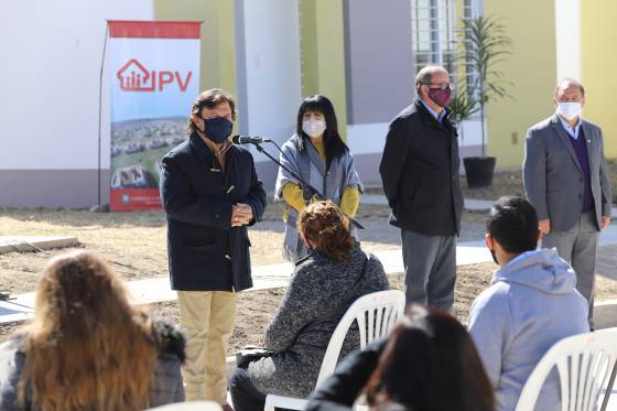 El gobernador Gustavo Sáenz entregó las llaves de sus viviendas a 84 familias del barrio Pereyra Rozas, ubicado en la zona norte de la ciudad de Salta.