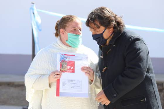 El gobernador Gustavo Sáenz entregó las llaves de sus viviendas a 84 familias del barrio Pereyra Rozas, ubicado en la zona norte de la ciudad de Salta.