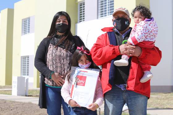 El gobernador Gustavo Sáenz entregó las llaves de sus viviendas a 84 familias del barrio Pereyra Rozas, ubicado en la zona norte de la ciudad de Salta.