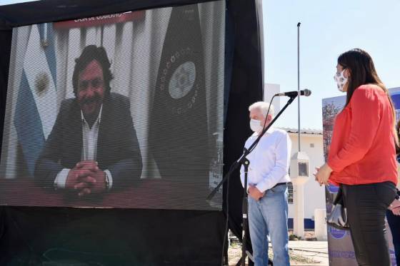 Dada la situación epidemiológica, el gobernador Gustavo Sáenz encabezó por videoconferencia el acto entrega de 100 viviendas a familias de Embarcación, en el departamento San Martín.