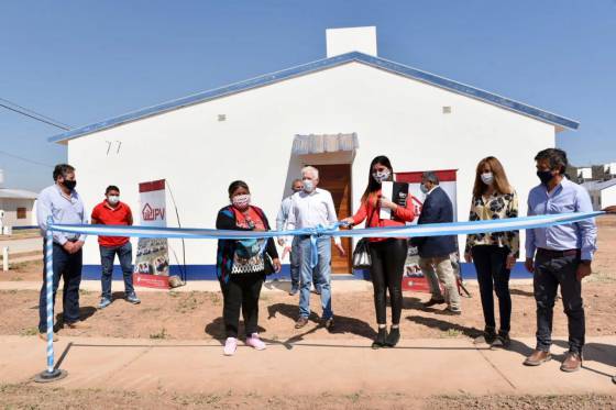 Dada la situación epidemiológica, el gobernador Gustavo Sáenz encabezó por videoconferencia el acto entrega de 100 viviendas a familias de Embarcación, en el departamento San Martín.