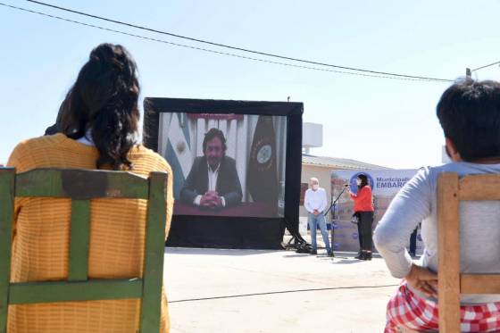 Dada la situación epidemiológica, el gobernador Gustavo Sáenz encabezó por videoconferencia el acto entrega de 100 viviendas a familias de Embarcación, en el departamento San Martín.