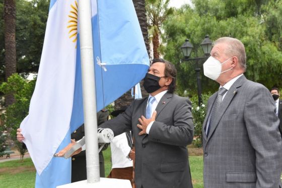 El gobernador Gustavo Sáenz acompañado por Elena Cornejo, presidió los actos conmemorativos. Se iniciaron en la plaza que lleva el nombre del héroe nacional y luego continuaron en el Monumento 20 de Febrero