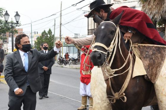 El gobernador Gustavo Sáenz acompañado por Elena Cornejo, presidió los actos conmemorativos. Se iniciaron en la plaza que lleva el nombre del héroe nacional y luego continuaron en el Monumento 20 de Febrero