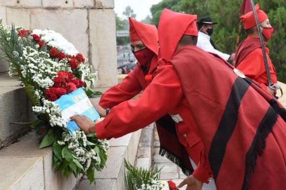 El gobernador Gustavo Sáenz acompañado por Elena Cornejo, presidió los actos conmemorativos. Se iniciaron en la plaza que lleva el nombre del héroe nacional y luego continuaron en el Monumento 20 de Febrero