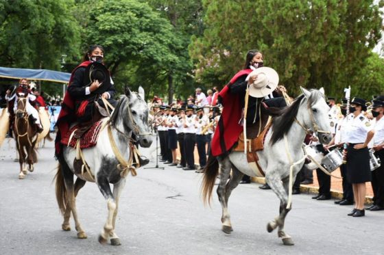 El gobernador Gustavo Sáenz acompañado por Elena Cornejo, presidió los actos conmemorativos. Se iniciaron en la plaza que lleva el nombre del héroe nacional y luego continuaron en el Monumento 20 de Febrero