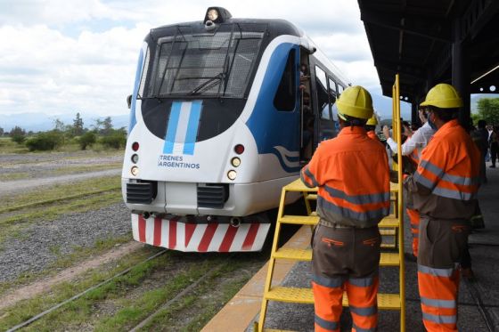 El Gobernador recibió en Cerrillos al tren que partió desde Salta. Allí se unió a los otros 60 pasajeros para emprender viaje a Campo Quijano, donde inauguró las remodelaciones de la estación.