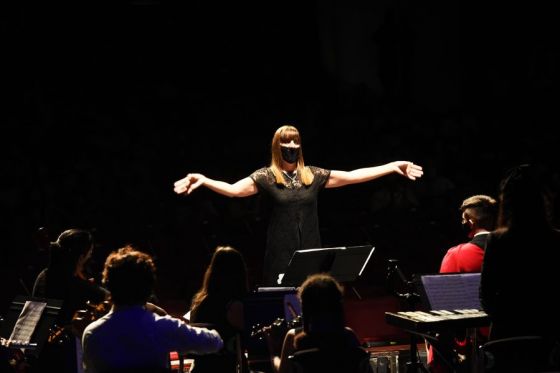 Con un recorrido de momentos, historias, valores y canciones se rindió tributo a Juan Carlos Saravia. El gobernador Gustavo Sáenz acompañado por Elena Cornejo participó del homenaje que se realizó en el Teatro Provincial