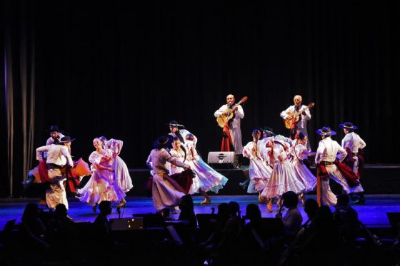 Con un recorrido de momentos, historias, valores y canciones se rindió tributo a Juan Carlos Saravia. El gobernador Gustavo Sáenz acompañado por Elena Cornejo participó del homenaje que se realizó en el Teatro Provincial