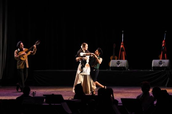 Con un recorrido de momentos, historias, valores y canciones se rindió tributo a Juan Carlos Saravia. El gobernador Gustavo Sáenz acompañado por Elena Cornejo participó del homenaje que se realizó en el Teatro Provincial