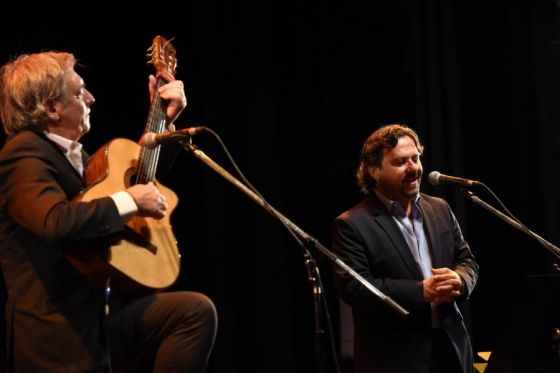 Con un recorrido de momentos, historias, valores y canciones se rindió tributo a Juan Carlos Saravia. El gobernador Gustavo Sáenz acompañado por Elena Cornejo participó del homenaje que se realizó en el Teatro Provincial