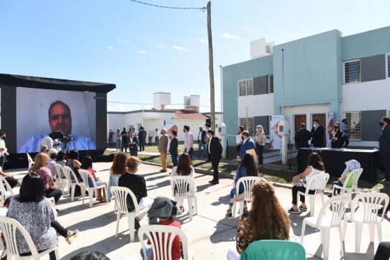 Durante el acto en el que los nuevos propietarios recibieron las llaves de sus casas, el mandatario dijo que en toda la provincia se construirán 2.500 nuevas viviendas.