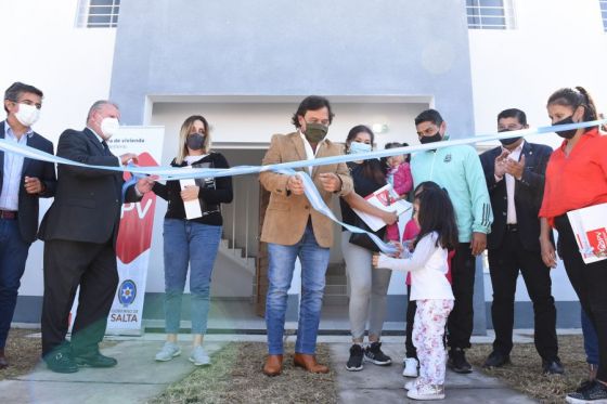 En barrio Pereyra Rozas, el gobernador Gustavo Sáenz encabezó el acto de entrega de 83 viviendas pertenecientes a la etapa 5