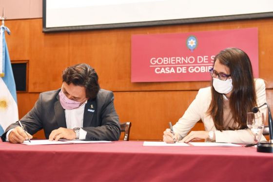 El gobernador Gustavo Sáenz y la ministra de Mujeres, Géneros y Diversidad Elizabeth Gómez firmaron un acuerdo para implementar el Sistema Integrado de Casos de Violencia por Motivos de Género (SICVG)