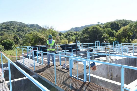 El gobernador Gustavo Sáenz verificó en la ciudad de Tartagal, la nueva planta potabilizadora que aumentará la producción de agua