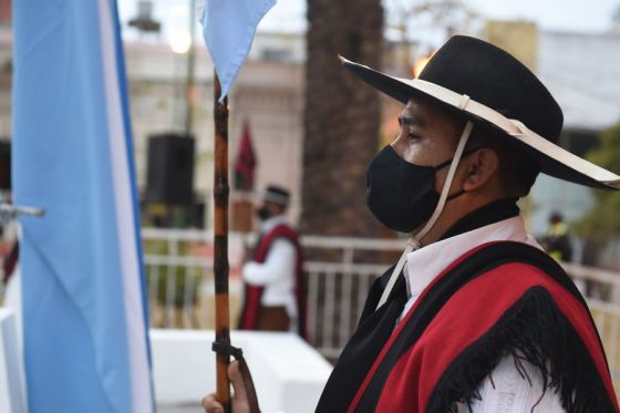 El gobernador Gustavo Sáenz, acompañado de su esposa Elena Cornejo, inició en plaza Belgrano, los homenajes conmemorativos  al general Martín Miguel de Güemes en el Bicentenario de su paso a la Inmortalidad