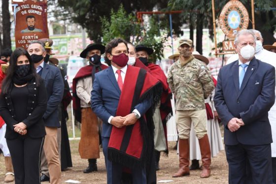 El gobernador Gustavo Sáenz, acompañado de su esposa Elena Cornejo, inició en plaza Belgrano, los homenajes conmemorativos  al general Martín Miguel de Güemes en el Bicentenario de su paso a la Inmortalidad