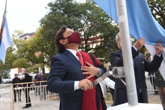 El gobernador Gustavo Sáenz, acompañado de su esposa Elena Cornejo, inició en plaza Belgrano, los homenajes conmemorativos  al general Martín Miguel de Güemes en el Bicentenario de su paso a la Inmortalidad