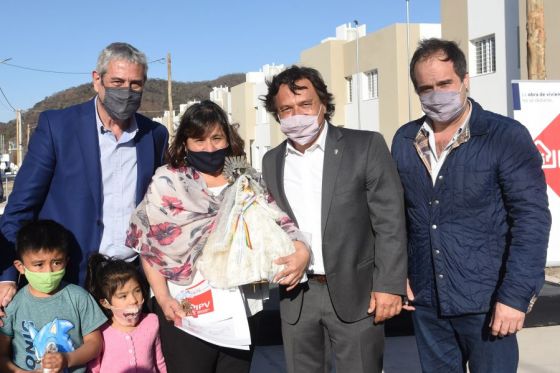 En barrio Pereyra Rozas, el gobernador Gustavo Sáenz y el ministro de Desarrollo Territorial y Hábitat de la Nación Jorge Ferraresi encabezaron el acto de entrega de 90 viviendas a familias salteñas.