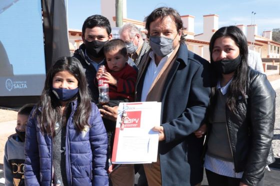 El gobernador Gustavo Sáenz encabezó esta mañana la entrega de 40 viviendas en Coronel Moldes, pertenecientes al programa federal de construcción de viviendas Techo Digno