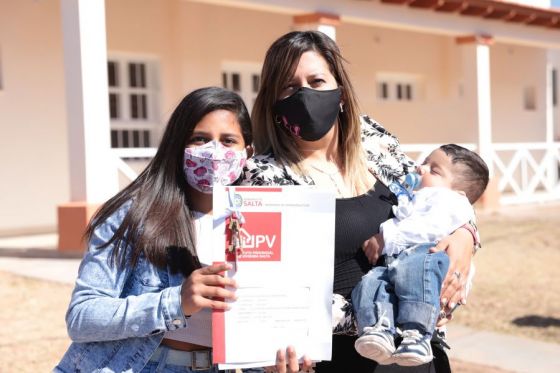 El gobernador Gustavo Sáenz encabezó esta mañana la entrega de 40 viviendas en Coronel Moldes, pertenecientes al programa federal de construcción de viviendas Techo Digno