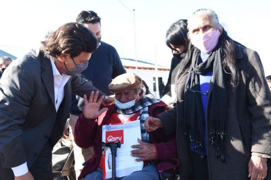 En Campo Quijano, el gobernador Gustavo Sáenz encabezó el acto de entrega de llaves y carpetas técnicas de viviendas a 24 nuevas familias beneficiarias.