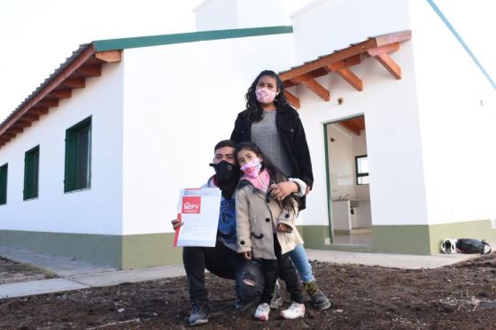 En Campo Quijano, el gobernador Gustavo Sáenz encabezó el acto de entrega de llaves y carpetas técnicas de viviendas a 24 nuevas familias beneficiarias.