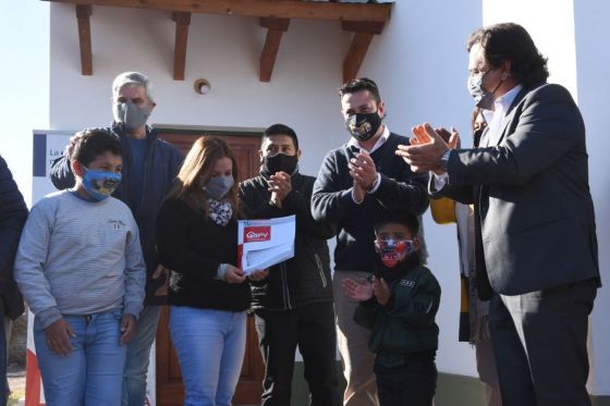 En Campo Quijano, el gobernador Gustavo Sáenz encabezó el acto de entrega de llaves y carpetas técnicas de viviendas a 24 nuevas familias beneficiarias.