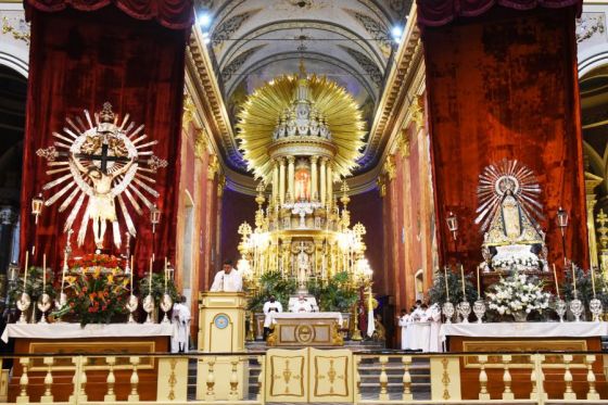 El gobernador Gustavo Sáenz junto a su esposa, Elena Cornejo, participó del inicio del Milagro en Salta, con la entronización de las imágenes de los Santos Patronos.