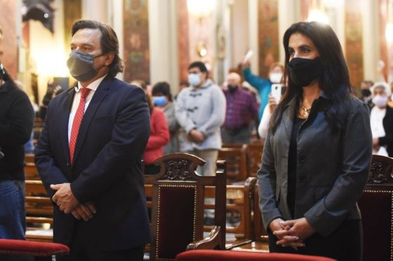 El gobernador Gustavo Sáenz junto a su esposa, Elena Cornejo, participó del inicio del Milagro en Salta, con la entronización de las imágenes de los Santos Patronos.