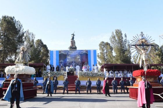 El pueblo de Salta renovó el Pacto de Fidelidad a los Santos Patronos, el Señor y la Virgen del Milagro, de la que participó el gobernador Gustavo Sáenz, quien estuvo acompañado por su esposa Elena Cornejo