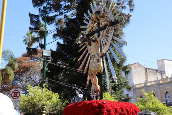 El pueblo de Salta renovó el Pacto de Fidelidad a los Santos Patronos, el Señor y la Virgen del Milagro, de la que participó el gobernador Gustavo Sáenz, quien estuvo acompañado por su esposa Elena Cornejo