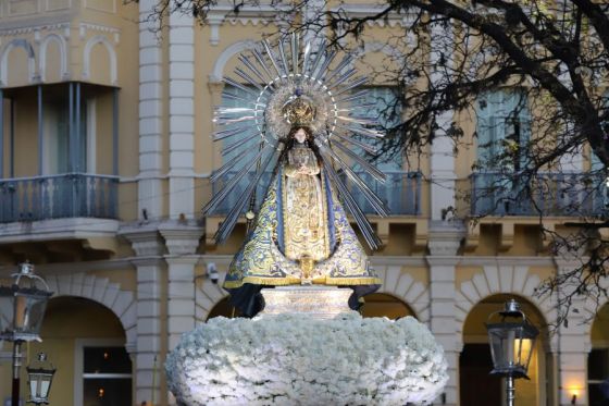 El pueblo de Salta renovó el Pacto de Fidelidad a los Santos Patronos, el Señor y la Virgen del Milagro, de la que participó el gobernador Gustavo Sáenz, quien estuvo acompañado por su esposa Elena Cornejo