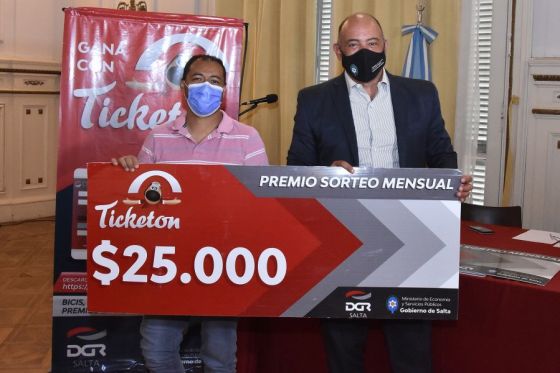 Se entregaron los premios del quinto sorteo mensual y se sortearon otros 5 premios para Capital por dinero en efectivo, más los de las localidades adheridas.