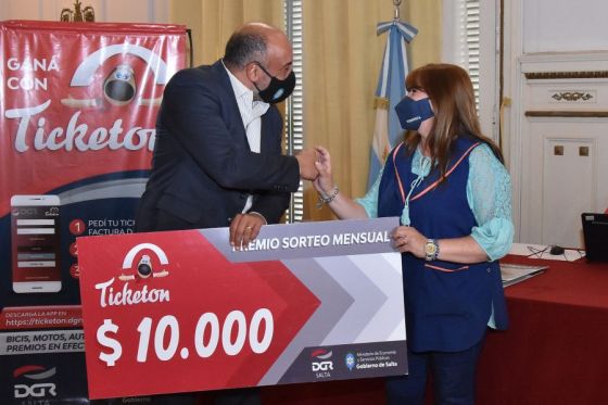 Se entregaron los premios del quinto sorteo mensual y se sortearon otros 5 premios para Capital por dinero en efectivo, más los de las localidades adheridas.