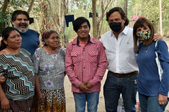 El gobernador Gustavo Sáenz visitó al joven wichi Maxilimiliano Sánchez en su casa en General Mosconi y le entregó un grupo electrógeno y otros elementos para el confort de su hogar, donde vive junto a su abuela y hermana menor.