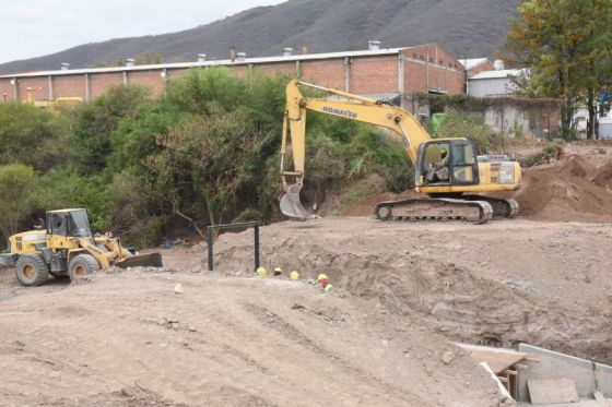 En el Parque Industrial de Salta, el gobernador Gustavo Sáenz junto a los ministros de Obras Públicas Gabriel Katopodis y del Interior Eduardo de Pedro recorrieron las obras de ampliación de la red de desagües pluviales