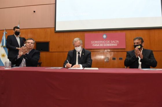 El vicegobernador Antonio Marocco, el presidente de Trenes Argentinos Capital Humano Damián Contreras y el vicepresidente de Trenes Argentinos Cargas Martin Gainza firmaron el convenio.