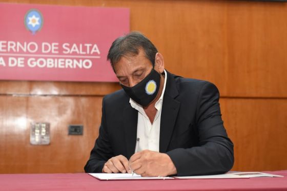 El vicegobernador Antonio Marocco, el presidente de Trenes Argentinos Capital Humano Damián Contreras y el vicepresidente de Trenes Argentinos Cargas Martin Gainza firmaron el convenio.