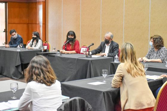 Encabezado por la ministra de Desarrollo Social, Verónica Figueroa y el secretario nacional de Niñez, Adolescencia y Familia, Gabriel Lerner se formalizó el lanzamiento de dos propuestas formativas destinadas a trabajadores/as de la niñez