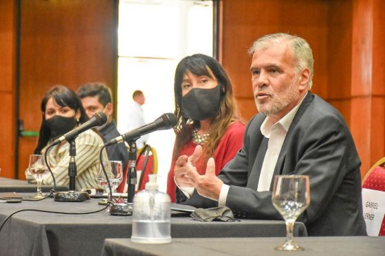 Encabezado por la ministra de Desarrollo Social, Verónica Figueroa y el secretario nacional de Niñez, Adolescencia y Familia, Gabriel Lerner se formalizó el lanzamiento de dos propuestas formativas destinadas a trabajadores/as de la niñez